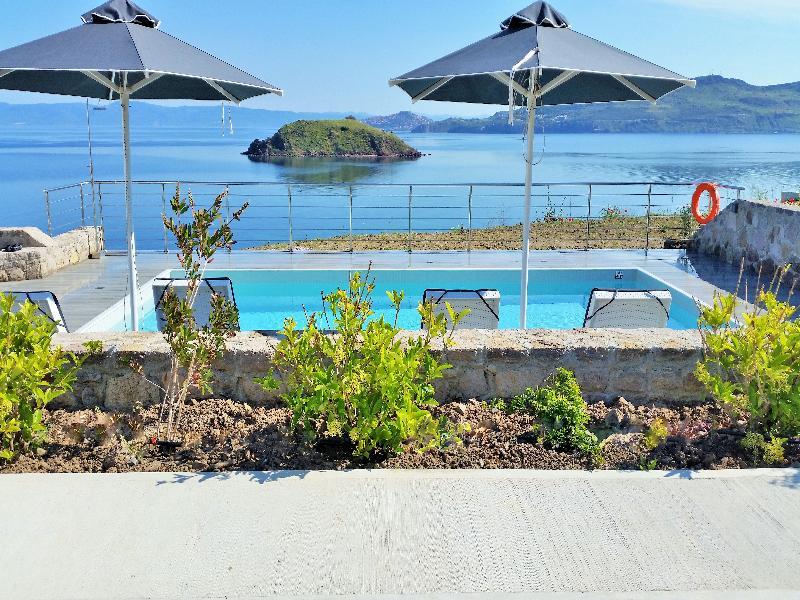 Eleia Seafront & Villa *