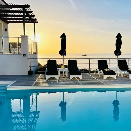 פטרה Eleia Seafront Rooms & Villas מראה חיצוני תמונה
