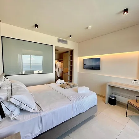 פטרה Eleia Seafront Rooms & Villas מראה חיצוני תמונה