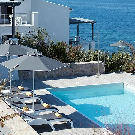 פטרה Eleia Seafront Rooms & Villas מראה חיצוני תמונה