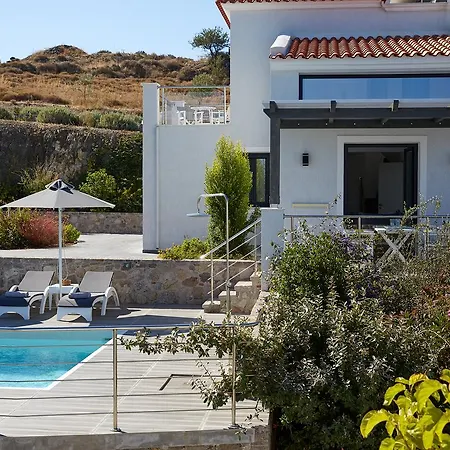 פטרה Eleia Seafront Rooms & Villas מראה חיצוני תמונה