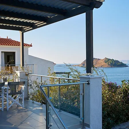 פטרה Eleia Seafront Rooms & Villas מראה חיצוני תמונה