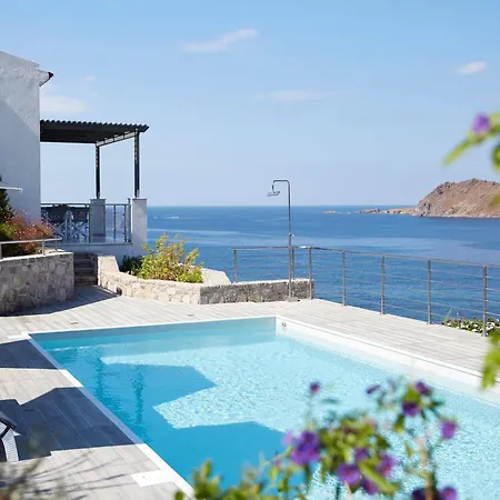 פטרה Eleia Seafront Rooms & Villas מראה חיצוני תמונה