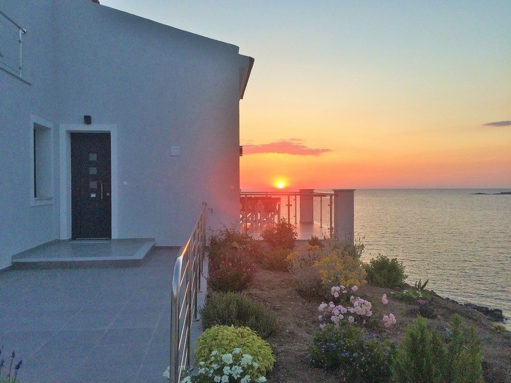 Eleia Seafront & Villa