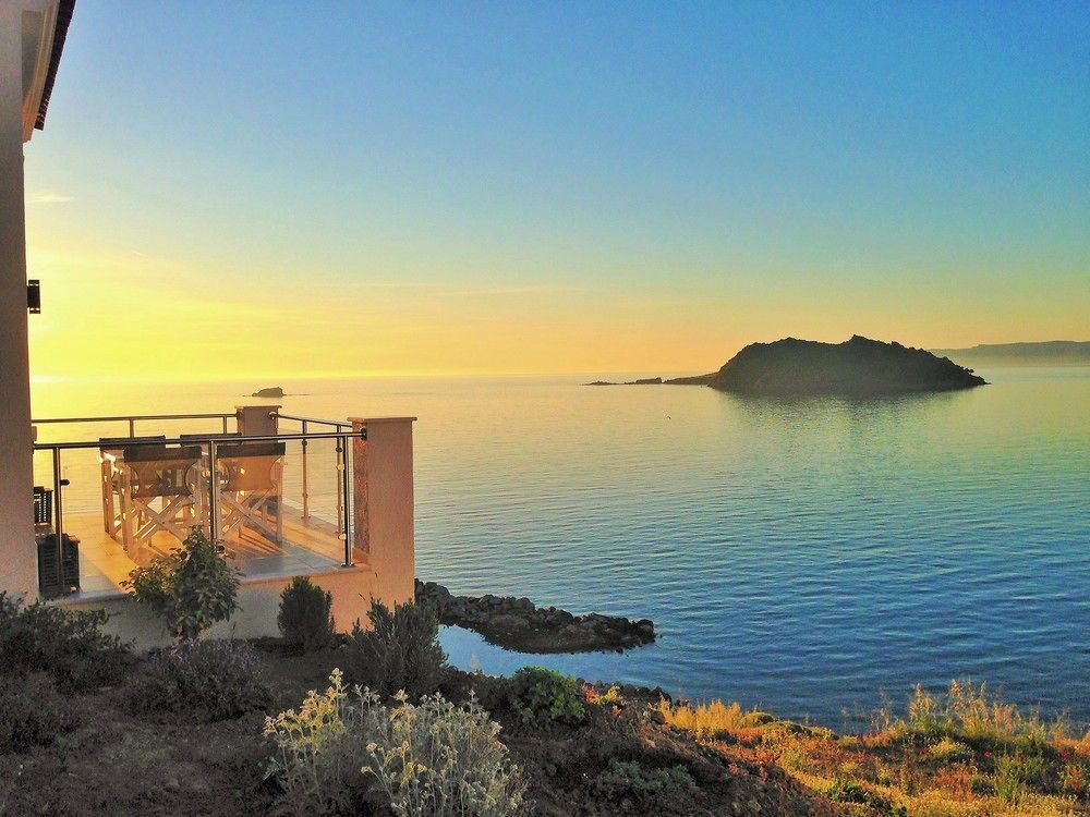 Eleia Seafront & *